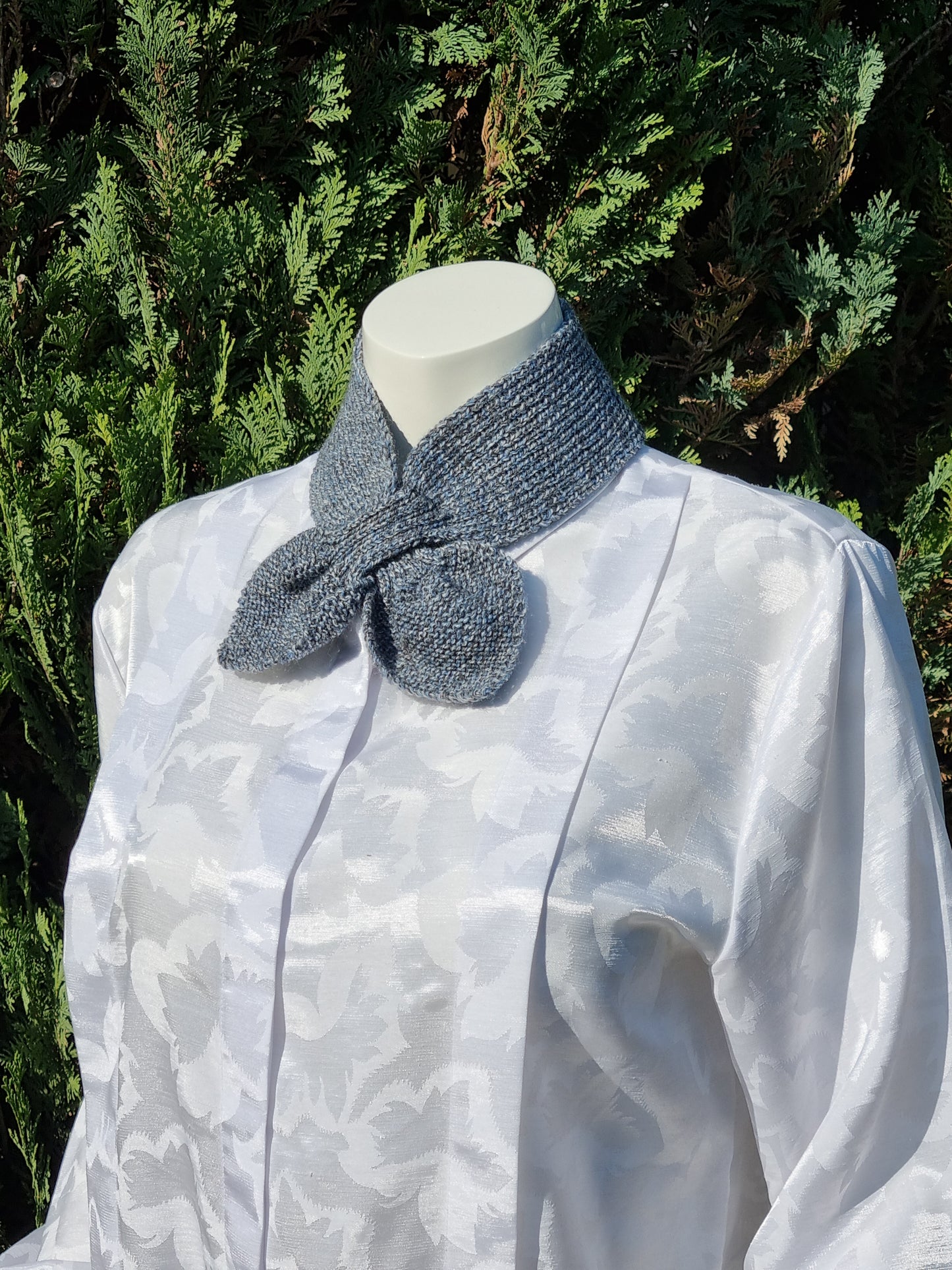 Steckschal handgestrickt nach historischem Muster, jeansblau-grau meliert