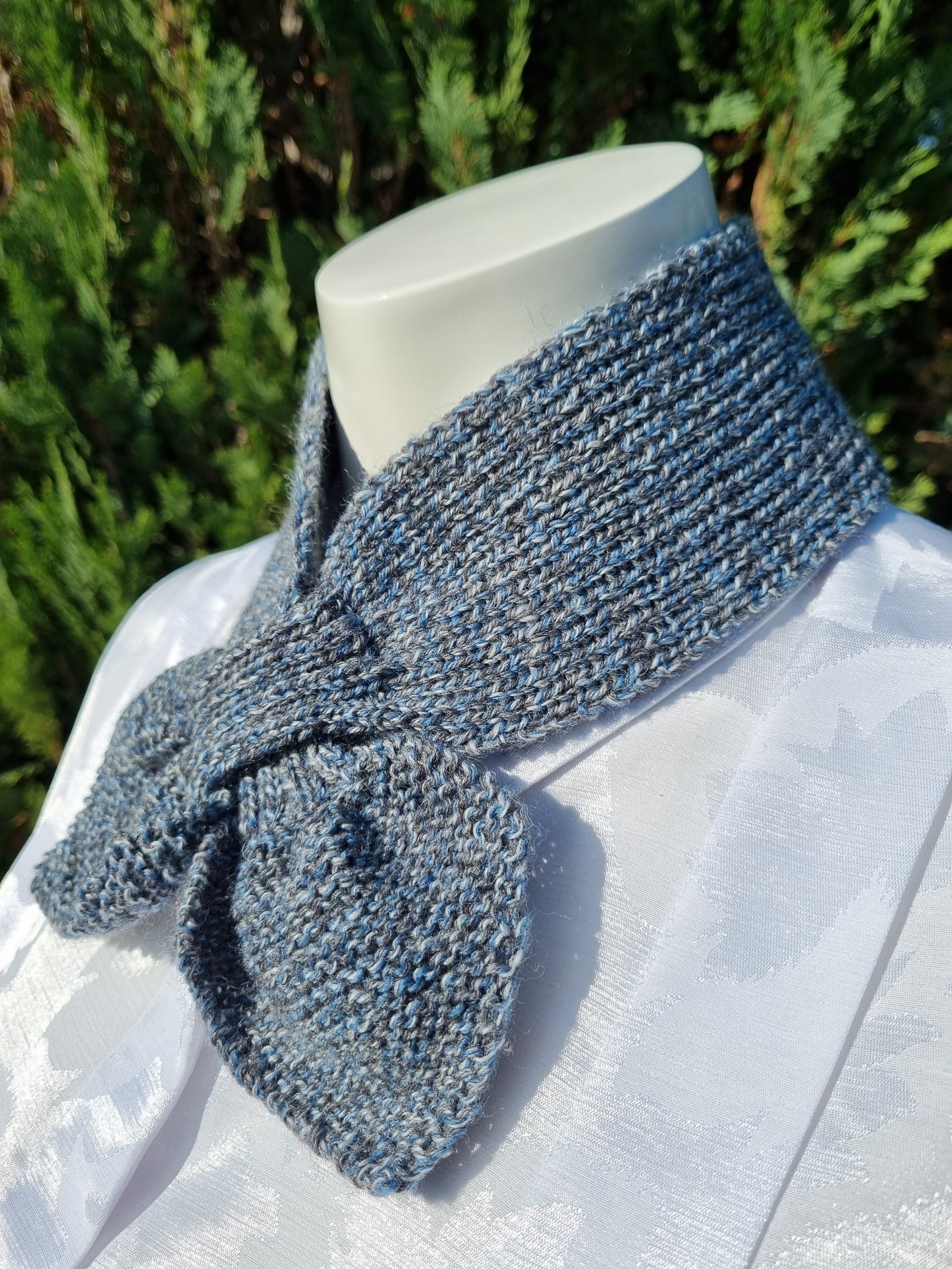 Steckschal handgestrickt nach historischem Muster, jeansblau-grau meliert