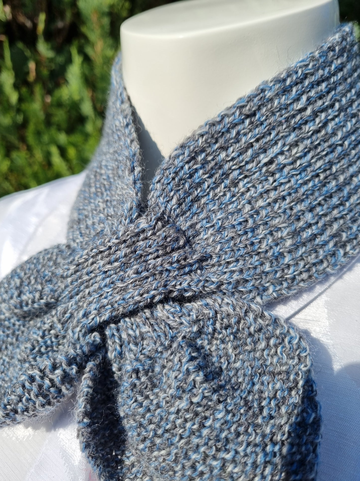 Steckschal handgestrickt nach historischem Muster, jeansblau-grau meliert