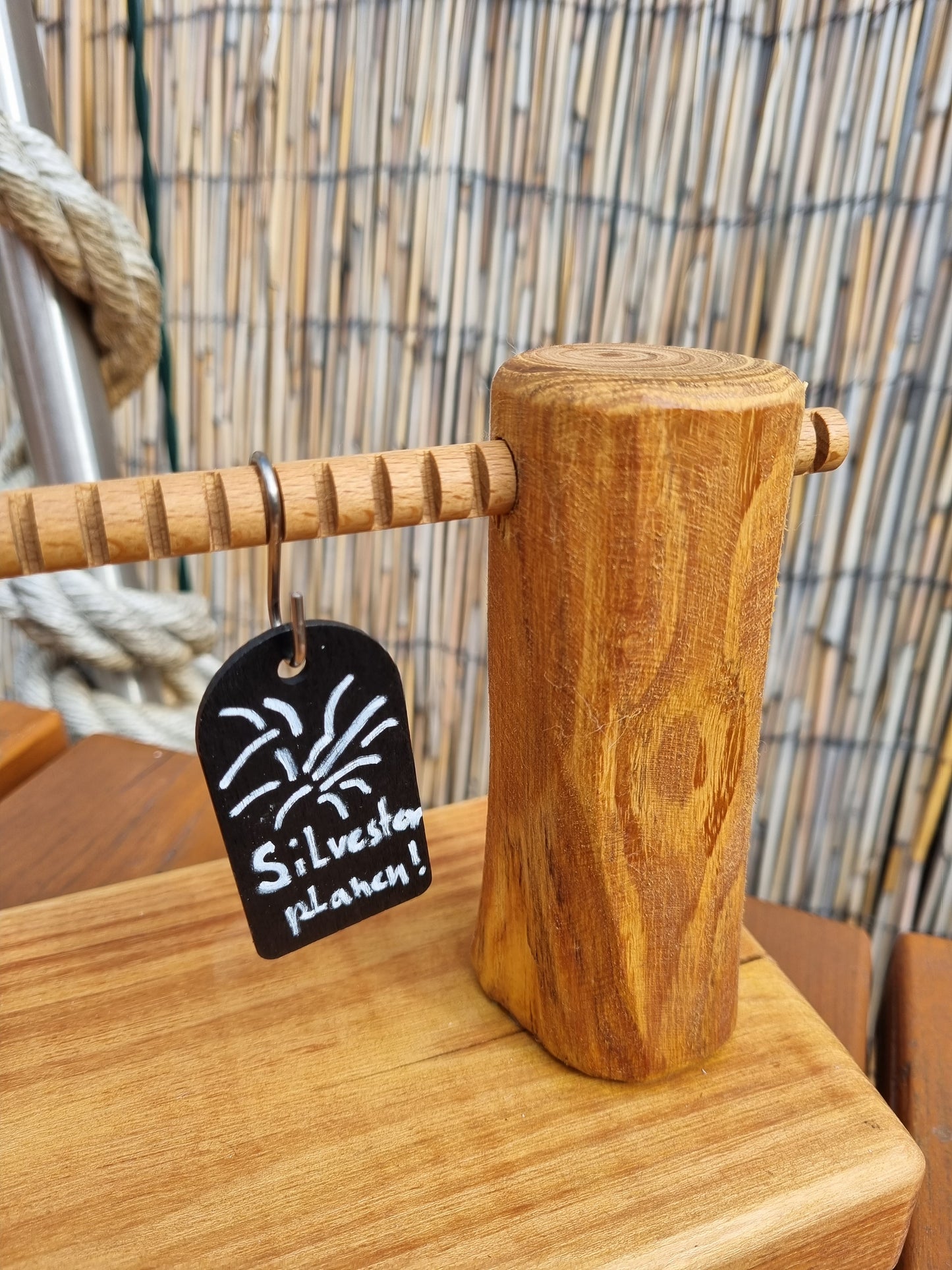 "Notizbrett" aus massiver Robinie (Querstab Buche), mit 10 Haken & 10 Holztafeln, geölt, Unikat