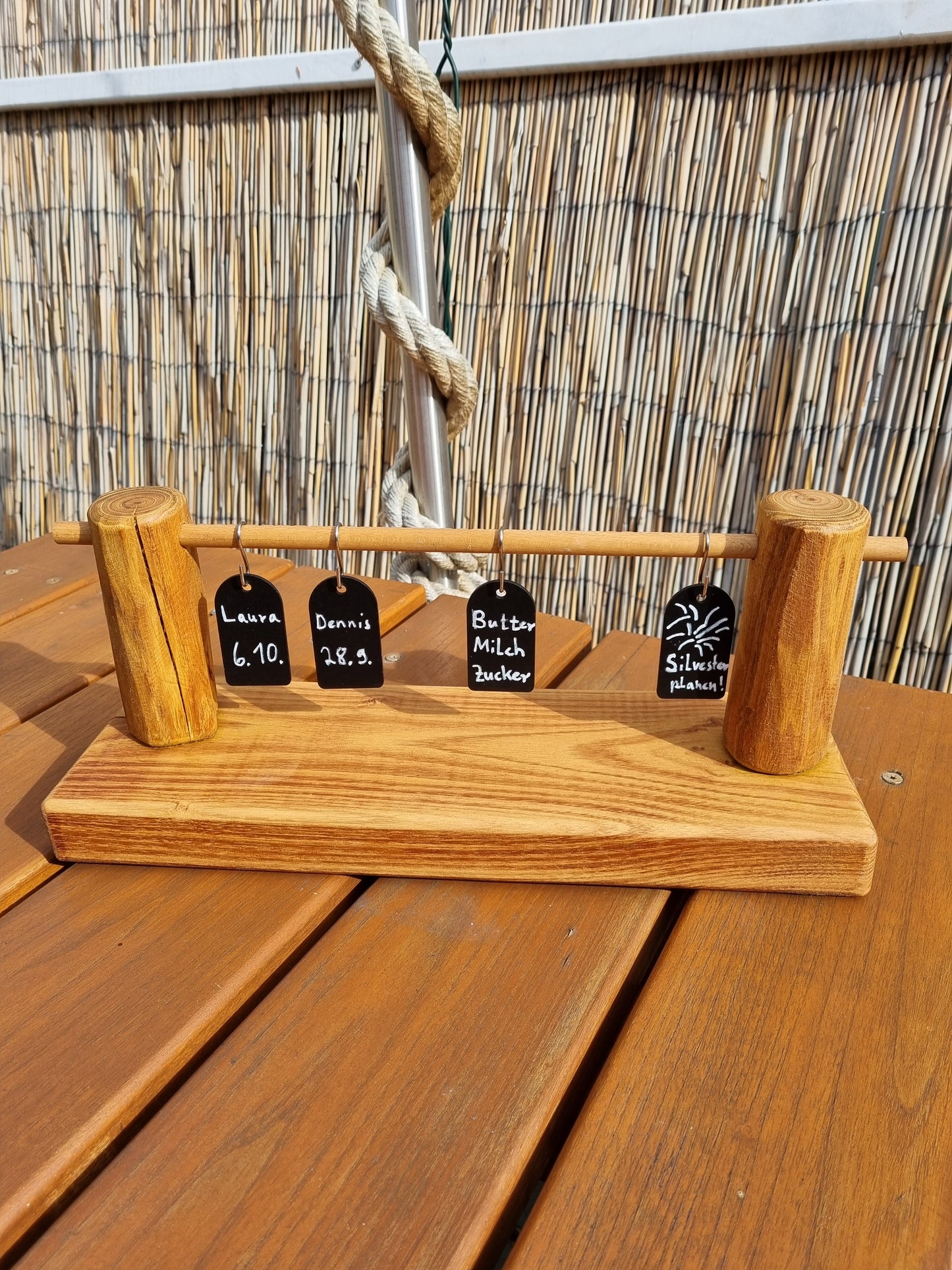 "Notizbrett" aus massiver Robinie (Querstab Buche), mit 10 Haken & 10 Holztafeln, geölt, Unikat