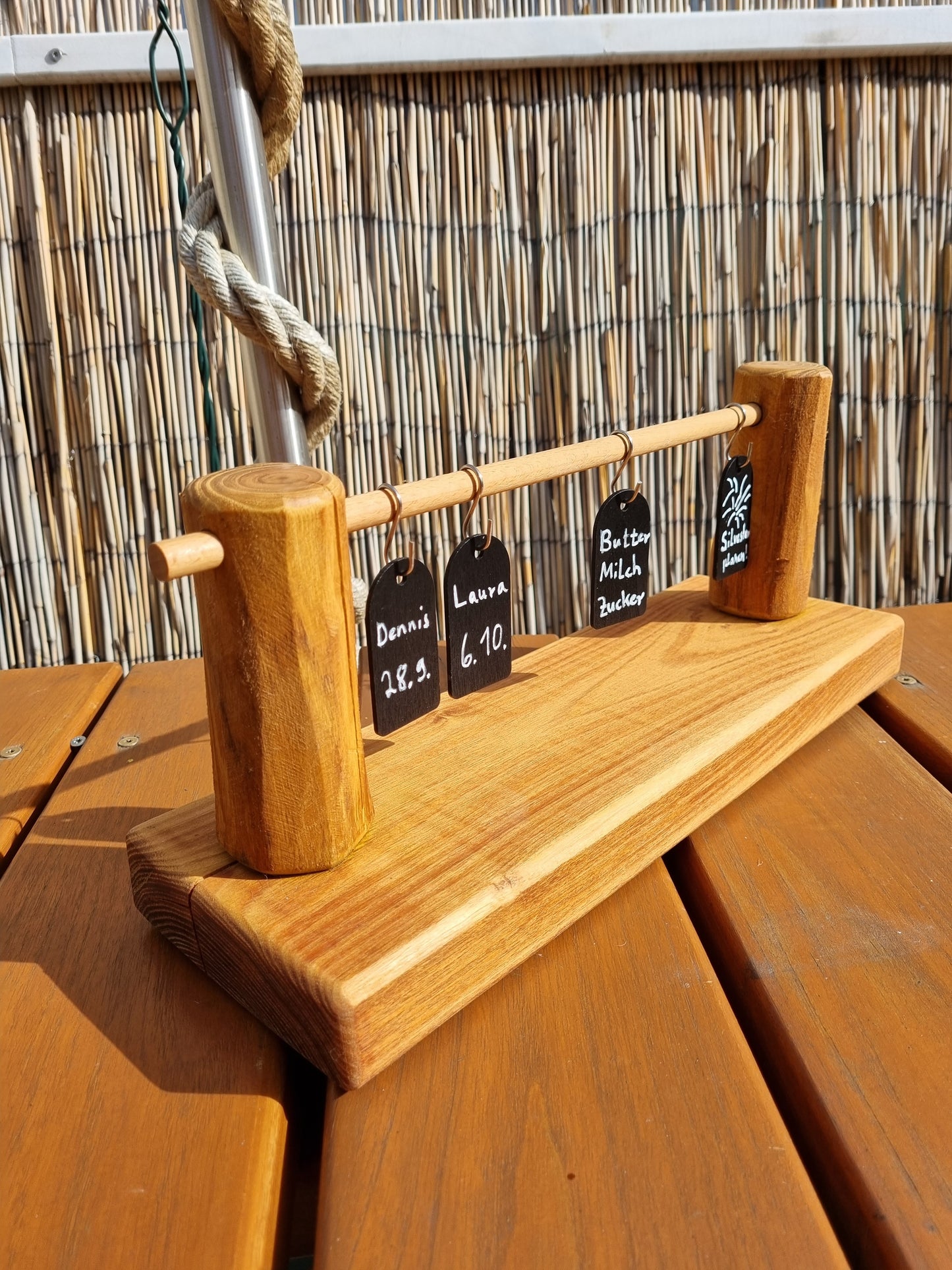 "Notizbrett" aus massiver Robinie (Querstab Buche), mit 10 Haken & 10 Holztafeln, geölt, Unikat