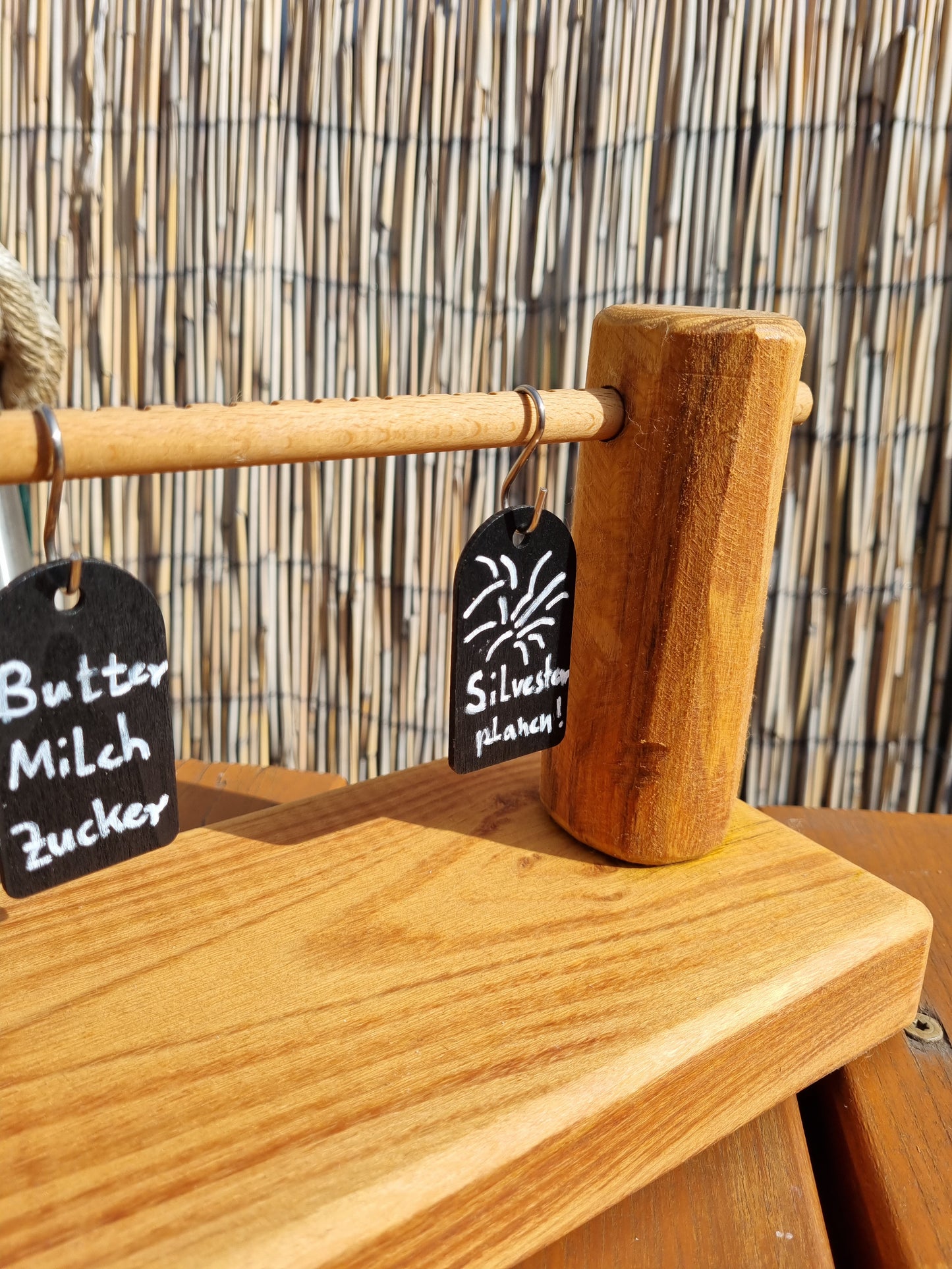 "Notizbrett" aus massiver Robinie (Querstab Buche), mit 10 Haken & 10 Holztafeln, geölt, Unikat