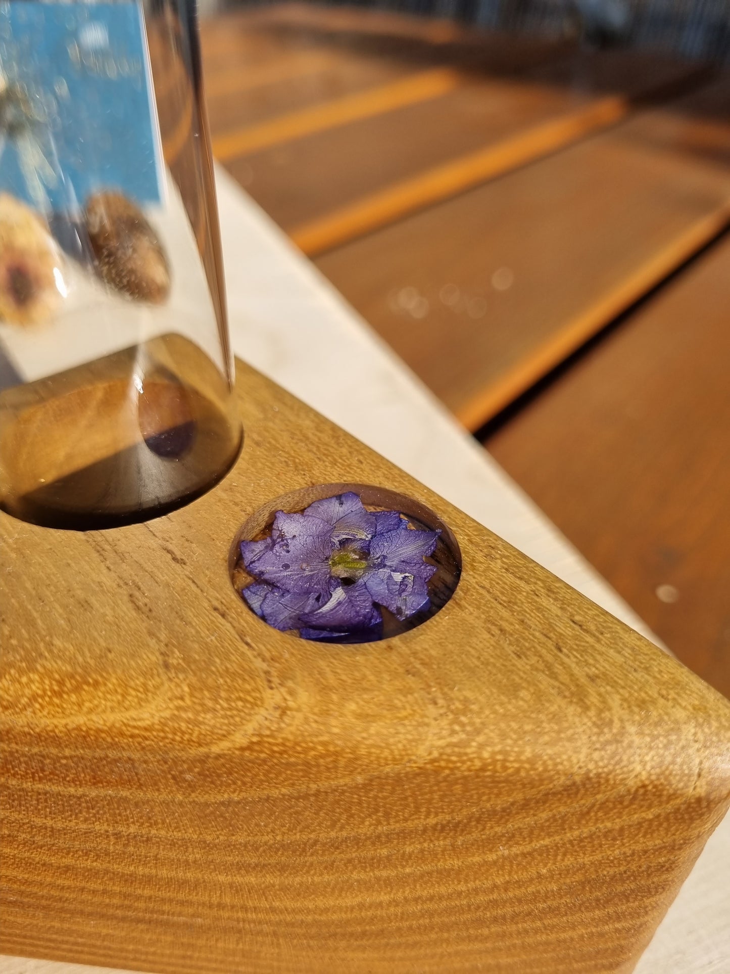 Reagenzglas, Vase, Robinie massiv, geölt, mit Blüte in Epoxidharz, Unikat