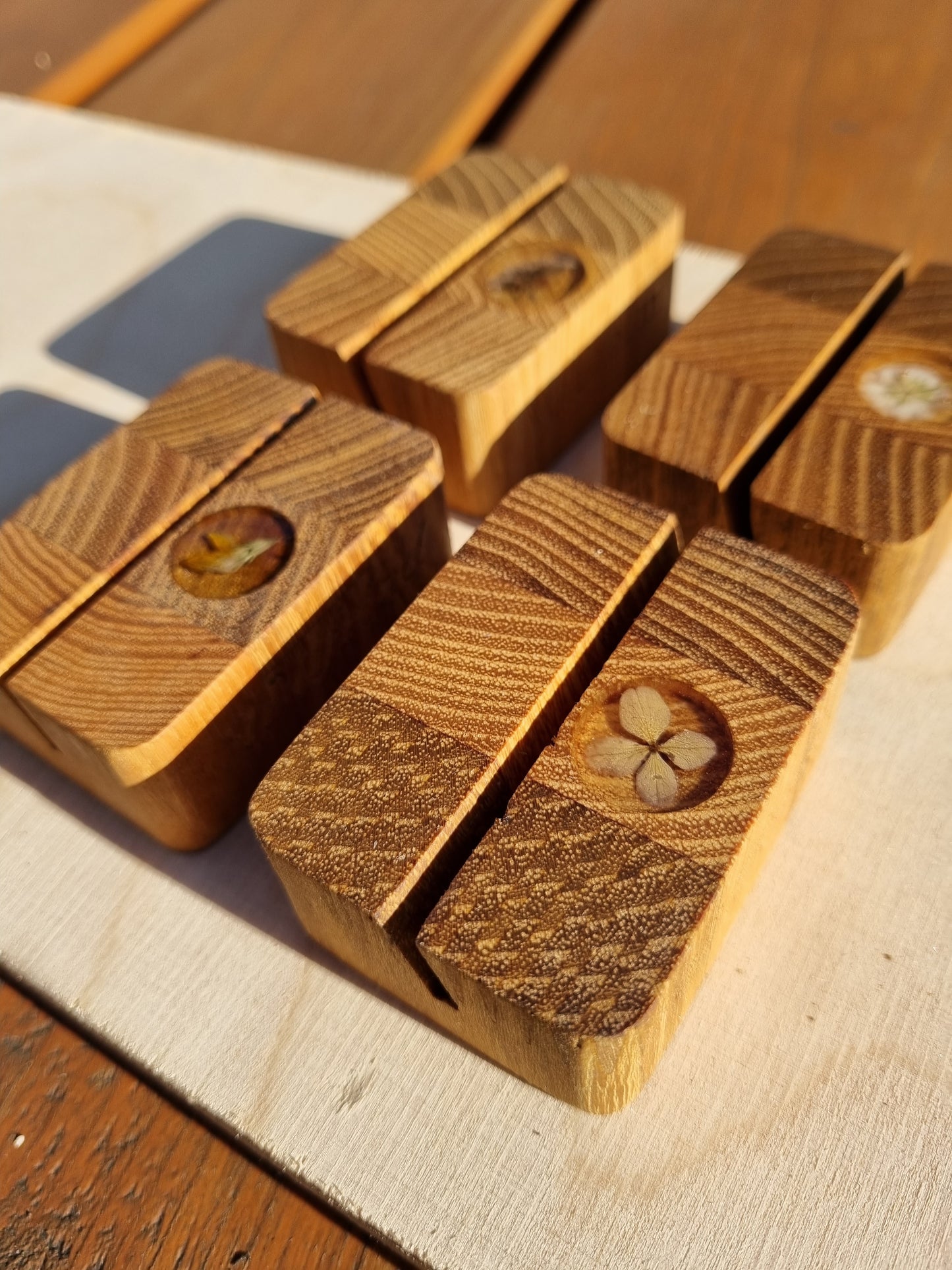 Mini-Kartenhalter, Fotohalter, Robinien-Leimholz, Gastgeschenk, Hochzeit, Epoxy-Blüte & Wunschgravur möglich (versch. Varianten)