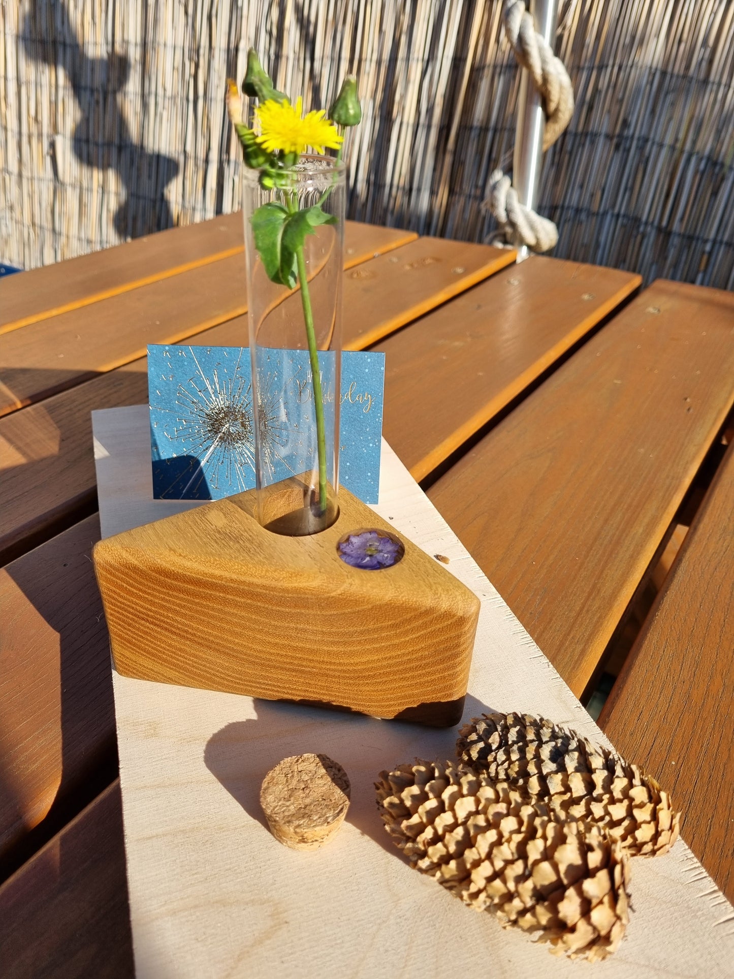 Reagenzglas, Vase, Robinie massiv, geölt, mit Blüte in Epoxidharz, Unikat