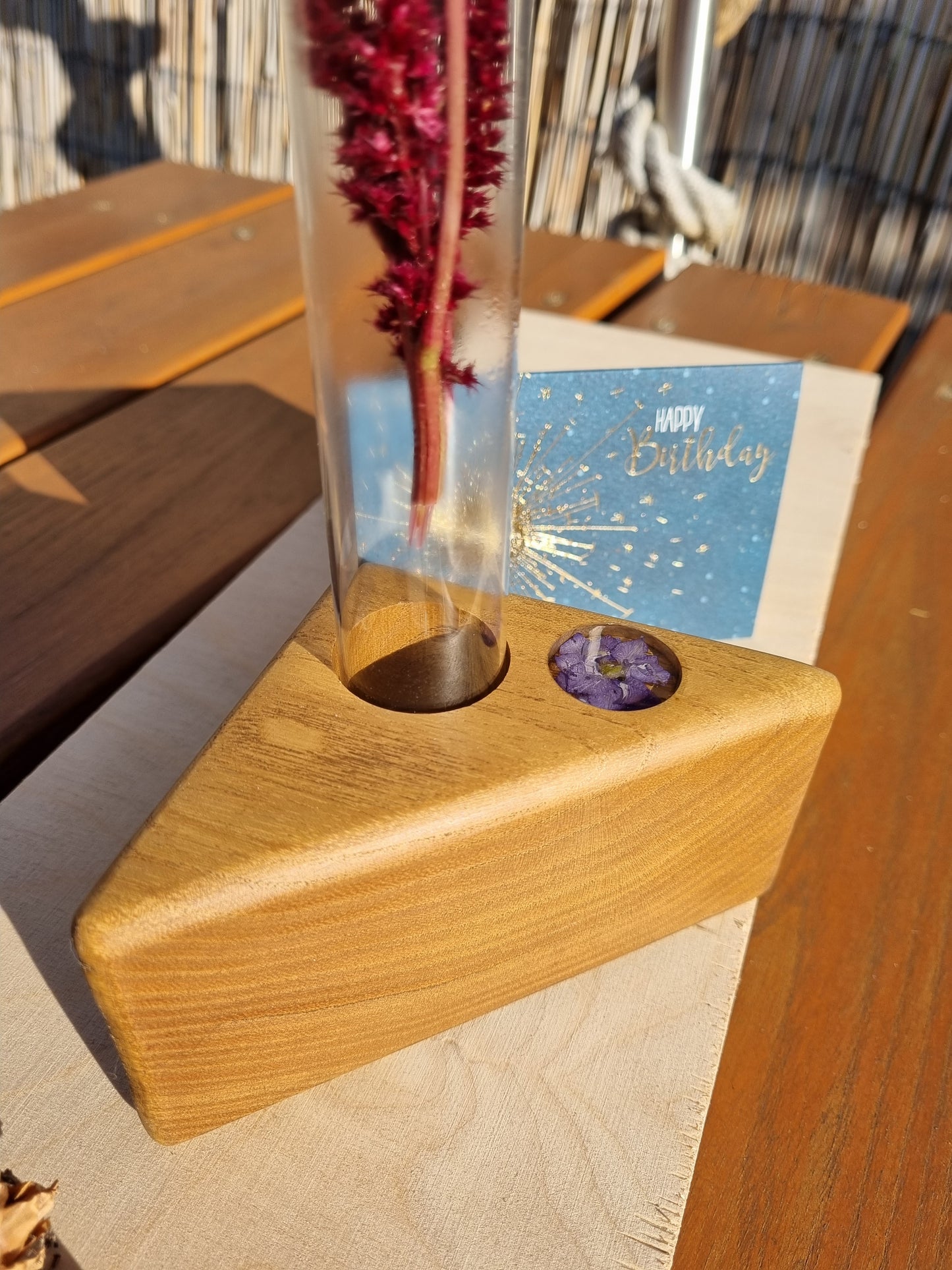 Reagenzglas, Vase, Robinie massiv, geölt, mit Blüte in Epoxidharz, Unikat