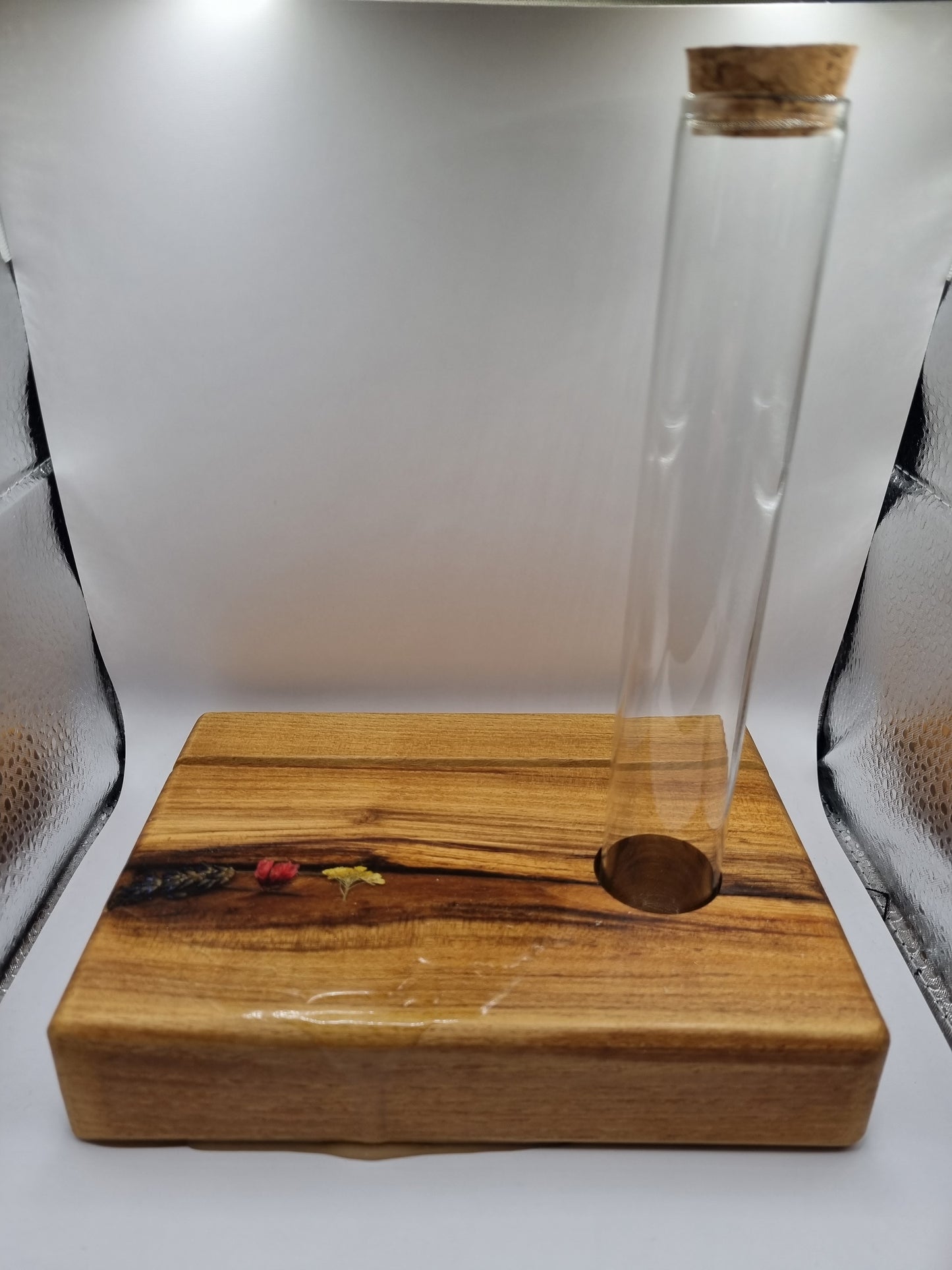 Reagenzglasvase einfach + Kartenhalter, mit Blüten in Epoxidharz, Grundplatte aus massiver Robinie, geölt, Unikat