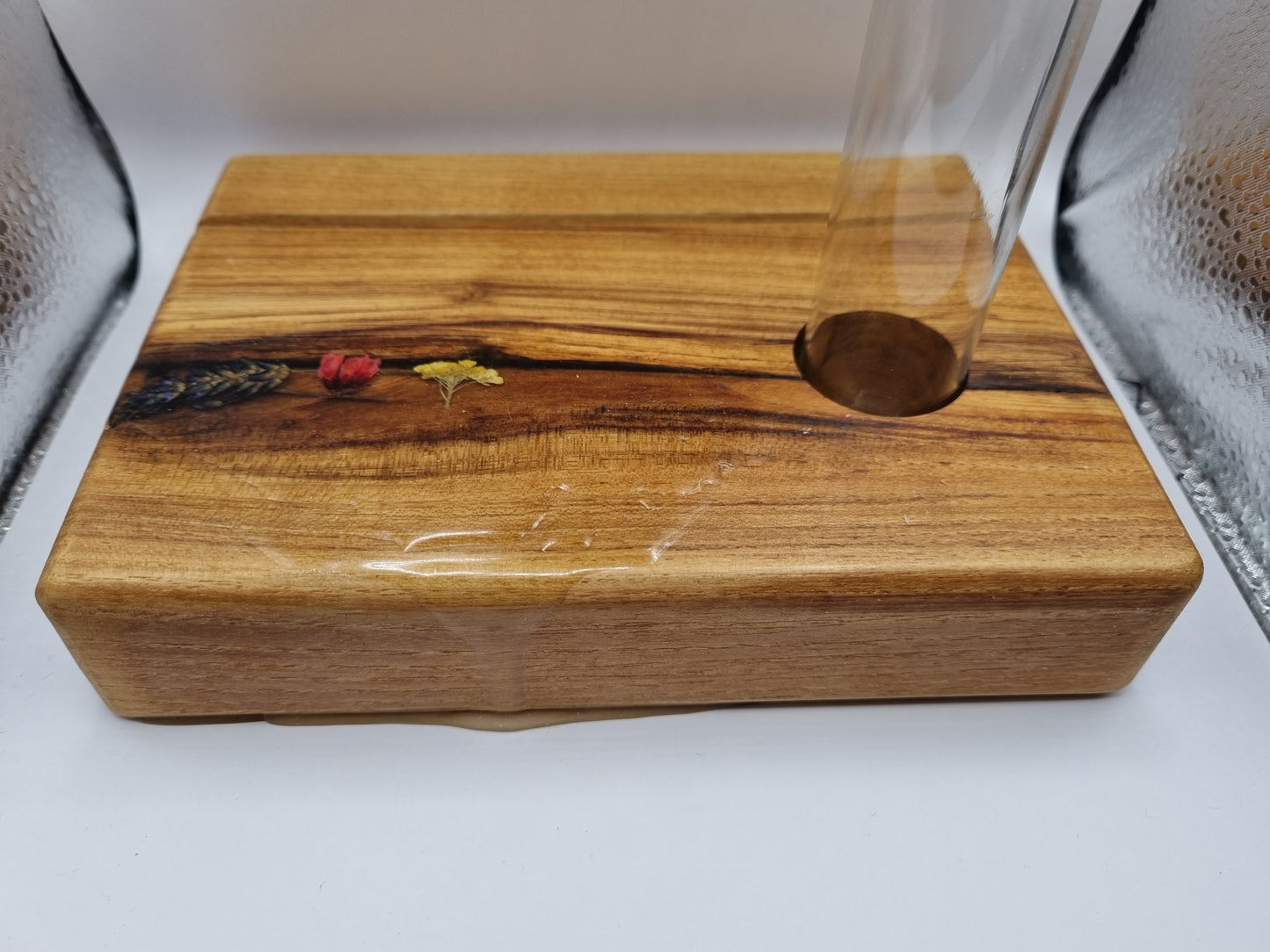 Reagenzglasvase einfach + Kartenhalter, mit Blüten in Epoxidharz, Grundplatte aus massiver Robinie, geölt, Unikat