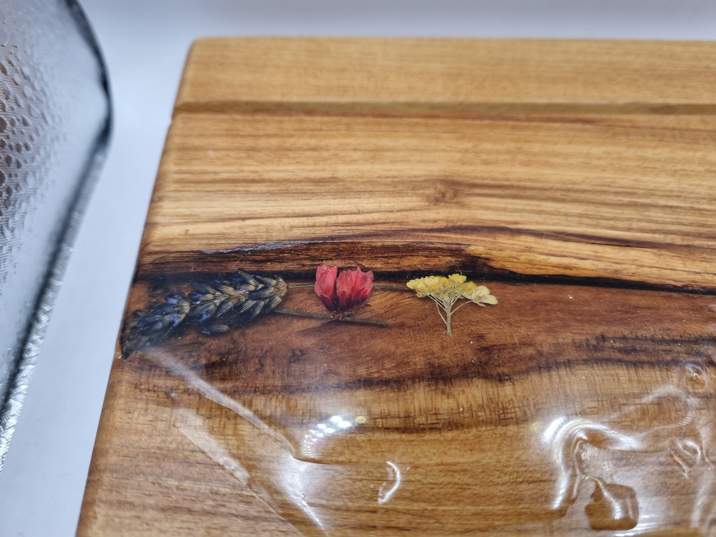 Reagenzglasvase einfach + Kartenhalter, mit Blüten in Epoxidharz, Grundplatte aus massiver Robinie, geölt, Unikat