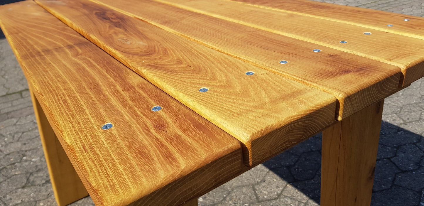 Gartentisch aus massivem Robinienholz, geölt
