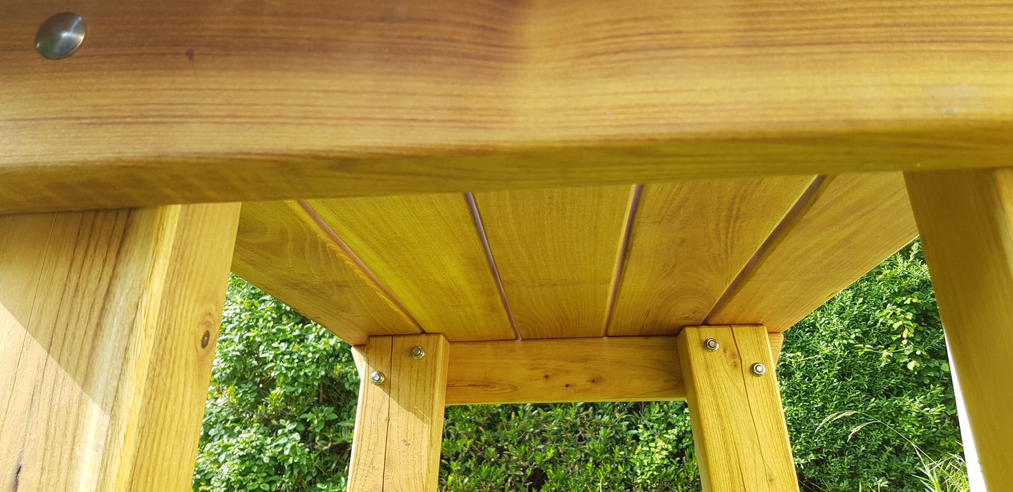 Gartentisch aus massivem Robinienholz, geölt