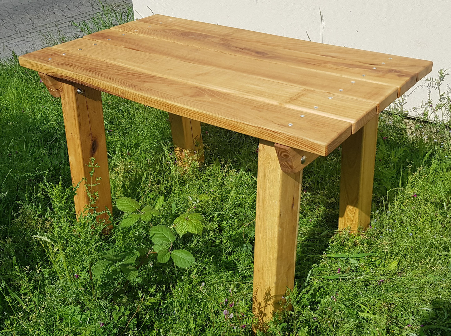 Gartentisch aus massivem Robinienholz, geölt