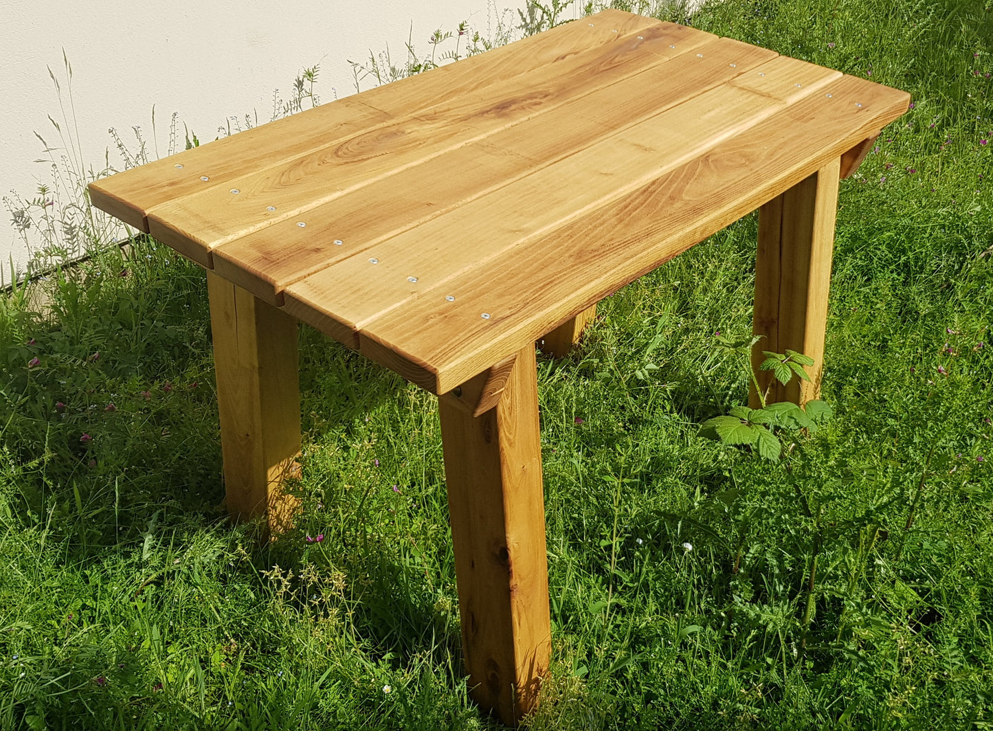 Gartentisch aus massivem Robinienholz, geölt